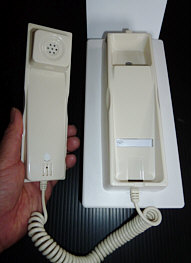 ホワイトホンの受話器を上げると携帯電話機で指定された電話番号（１箇所）に自動的の電話をかけ始めます