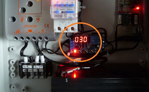 回転灯が１回に駆動する時間の長さを設定する可変式タイマー