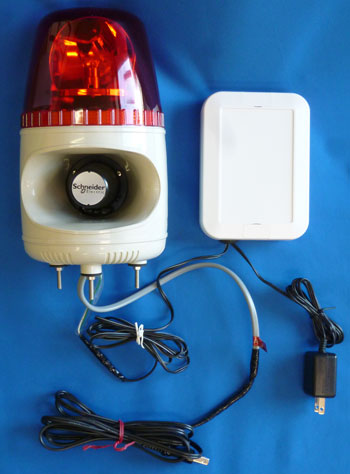 ホーンスピーカ型音声合成警報器内蔵電球回転灯と受信機を接続した納品写真