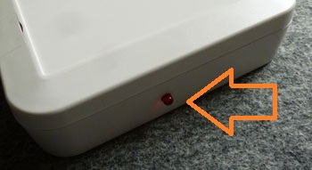 無線中継機は本製品専用の電波を中継すると側面の赤色LEDがチカチカ点滅します。