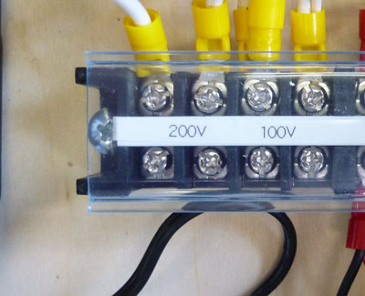 200V��100V�̒[�q��ɓd���P�[�u���������ւ����Ȃ���g�p���܂��B 