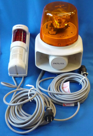 フラッシュブザー付き無線受信機にホーンスピーカ一体型マルチ電子音回転灯RT-100を有線ケーブルで繋いだ写真