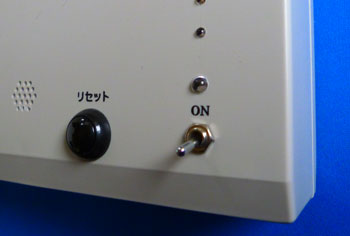 特定小電力無線受信機の電源オンオフスイッチ追加加工した写真