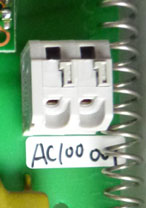 ケースの蓋を開けると、内部に電源ケーブルの先端を接続する入力端子台が付いています