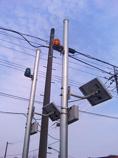 ソーラー式遠隔回転灯警告システム設置例-金属ポール設置