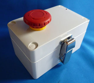 押しボタン式の特定小電力無線送信機。電源は単三電池２本。