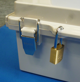 内部の機器やSIMカードを守る鍵付き防雨ケースに収納されています。