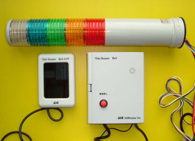 ５段式タワー型表示灯を特定小電力無線受信機に接続した写真