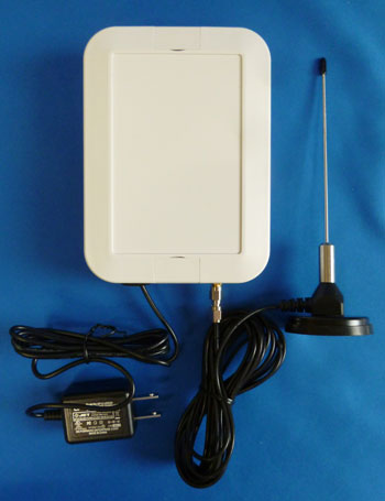 防雨ケース収納の特定小電力無線受信機と独立受信アンテナ。有線ケーブルで接続します。