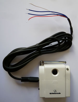専用の接点信号ケーブルをシルウオッチ送信機に接続した写真